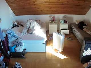 voyeurcam-julmodels-greybed-3