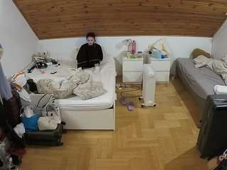 voyeurcam-julmodels-greybed-3