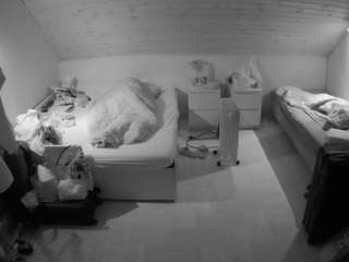 voyeurcam-julmodels-greybed-3