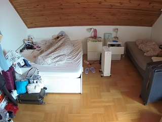 voyeurcam-julmodels-greybed-3