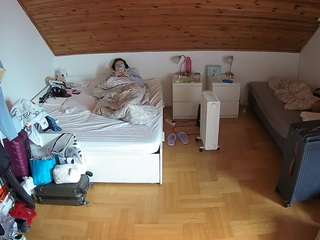 voyeurcam-julmodels-greybed-3