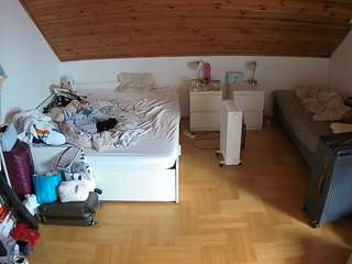 voyeurcam-julmodels-greybed-3