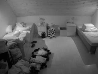 voyeurcam-julmodels-greybed-3