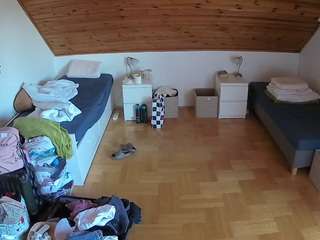 voyeurcam-julmodels-greybed-3