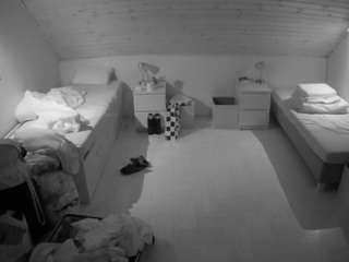 voyeurcam-julmodels-greybed-3