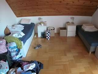 voyeurcam-julmodels-greybed-3