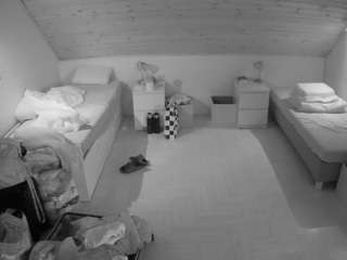 voyeurcam-julmodels-greybed-3