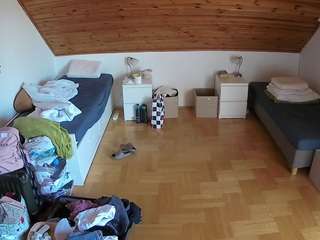 voyeurcam-julmodels-greybed-3
