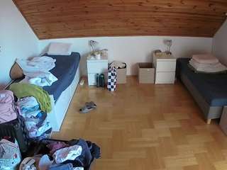 voyeurcam-julmodels-greybed-3