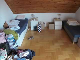 voyeurcam-julmodels-greybed-3