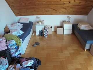 voyeurcam-julmodels-greybed-3