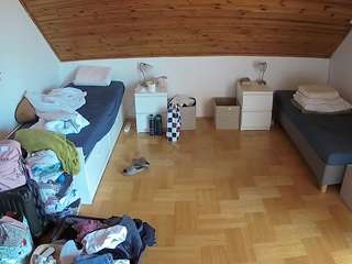 voyeurcam-julmodels-greybed-3