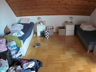 voyeurcam-julmodels-greybed-3
