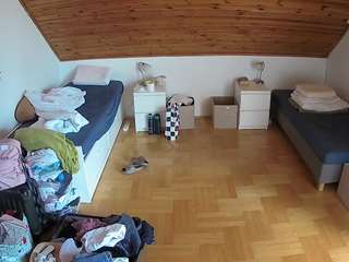 voyeurcam-julmodels-greybed-3