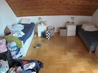 voyeurcam-julmodels-greybed-3