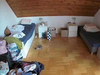 voyeurcam-julmodels-greybed-3