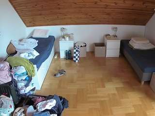 voyeurcam-julmodels-greybed-3