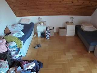 voyeurcam-julmodels-greybed-3