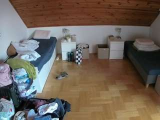 voyeurcam-julmodels-greybed-3