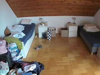 voyeurcam-julmodels-greybed-3