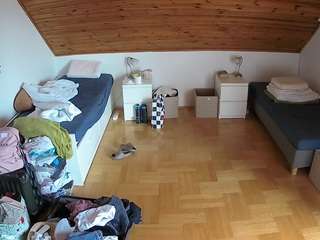 voyeurcam-julmodels-greybed-3