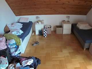 voyeurcam-julmodels-greybed-3