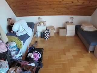 voyeurcam-julmodels-greybed-3