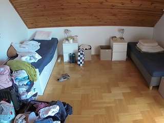 voyeurcam-julmodels-greybed-3