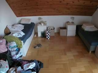 voyeurcam-julmodels-greybed-3