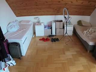 voyeurcam-julmodels-greybed-3
