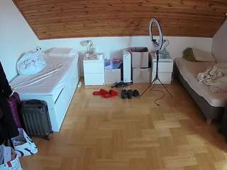 voyeurcam-julmodels-greybed-3
