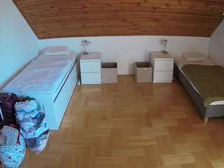 voyeurcam-julmodels-greybed-3