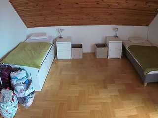 voyeurcam-julmodels-greybed-3