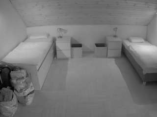 voyeurcam-julmodels-greybed-3