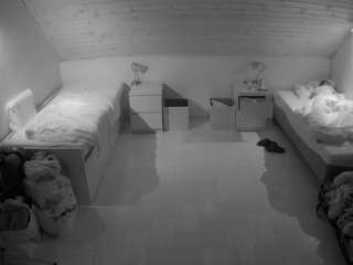 voyeurcam-julmodels-greybed-3
