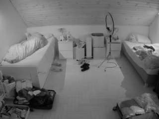 voyeurcam-julmodels-greybed-3