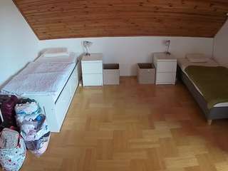 voyeurcam-julmodels-greybed-3