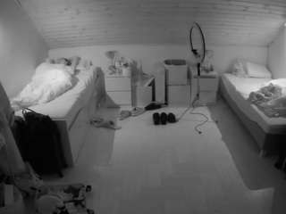 voyeurcam-julmodels-greybed-3
