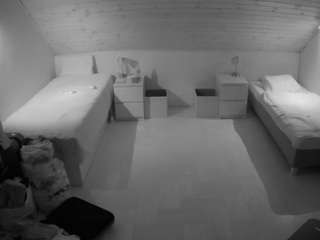 voyeurcam-julmodels-greybed-3