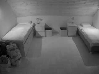 voyeurcam-julmodels-greybed-3