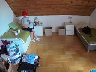 voyeurcam-julmodels-greybed-3