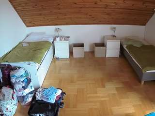 voyeurcam-julmodels-greybed-3