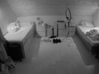 voyeurcam-julmodels-greybed-3