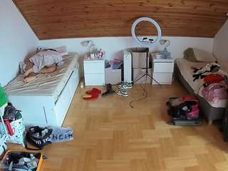 voyeurcam-julmodels-greybed-3