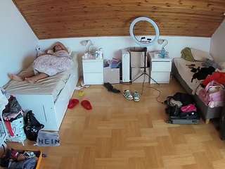 voyeurcam-julmodels-greybed-3