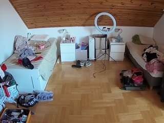 voyeurcam-julmodels-greybed-3