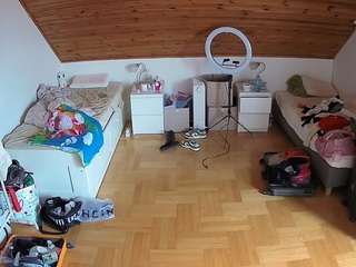 voyeurcam-julmodels-greybed-3