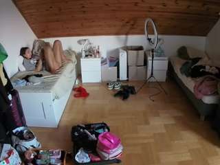 voyeurcam-julmodels-greybed-3