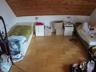 voyeurcam-julmodels-greybed-3