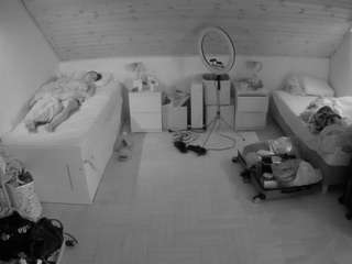 voyeurcam-julmodels-greybed-3